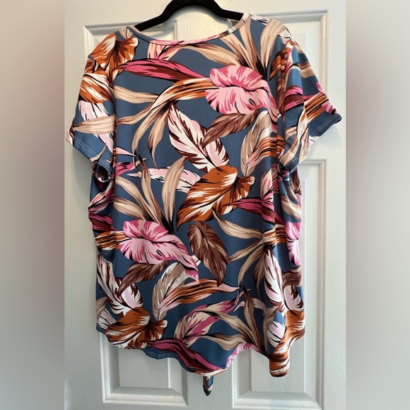 NWT-C’EST LA VIE v-neck short sleeve in size XL - Picture 2 of 3